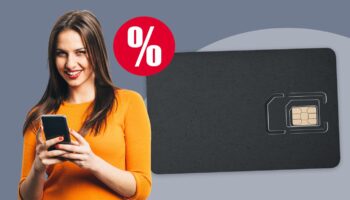 Black Friday: Frau mit Handy in der Hand freut sich über reduzierte Handytarife.