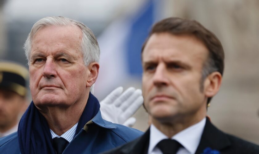 Michel Barnier et Emmanuel Macron lors des commémorations du 11-Novembre, le 11 novembre 2024 à Paris