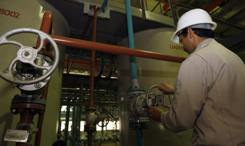 Technicien iranien, le 9 février 2015, dans la centrale nucléaire de Bouchehr, contruite en coopération avec les Russes dans le sud de l'Iran