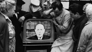 Des personnes regardent le Général de Gaulle prononcer un discours à la télévision, le 20 avril 1963