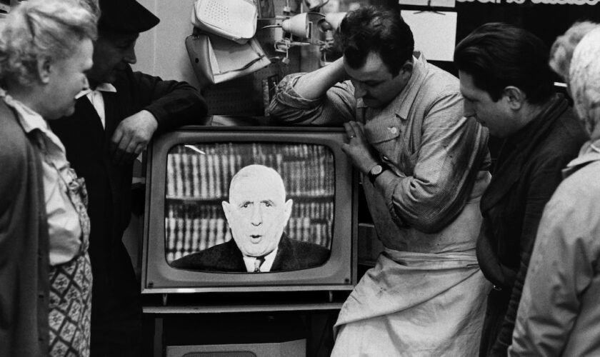 Des personnes regardent le Général de Gaulle prononcer un discours à la télévision, le 20 avril 1963