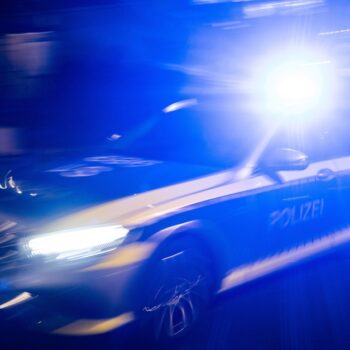 Verfolgungsjagd: Autofahrer rammt Polizeiwagen und flüchtet