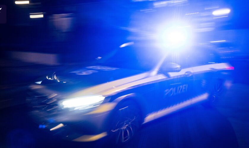 Verfolgungsjagd: Autofahrer rammt Polizeiwagen und flüchtet