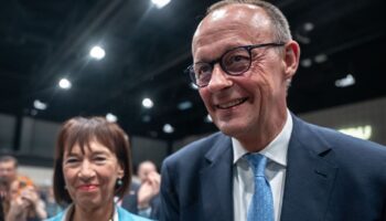 Friedrich Merz und seine Frau Charlotte wollen ihre Kinder an Weihnachten entlasten. (Archivbild) Foto: Michael Kappeler/dpa