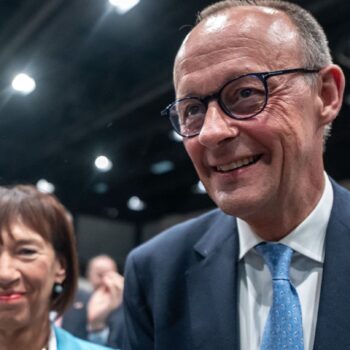 Friedrich Merz und seine Frau Charlotte wollen ihre Kinder an Weihnachten entlasten. (Archivbild) Foto: Michael Kappeler/dpa