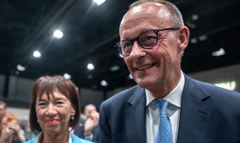 Friedrich Merz und seine Frau Charlotte wollen ihre Kinder an Weihnachten entlasten. (Archivbild) Foto: Michael Kappeler/dpa