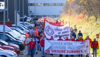 Stockende Transformation: Wie die Autoindustrie auf die Erfolgsspur zurückkehrt