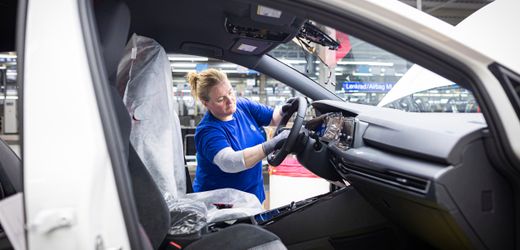 Gewinn deutscher Autobauer bricht um die Hälfte ein