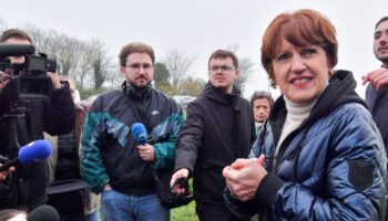 La ministre de l'Agriculture Annie Genevard lors d'une lors de la visite d'une ferme à Sully-sur-Loire, dans dans le Loiret, le 30 novembre 2024