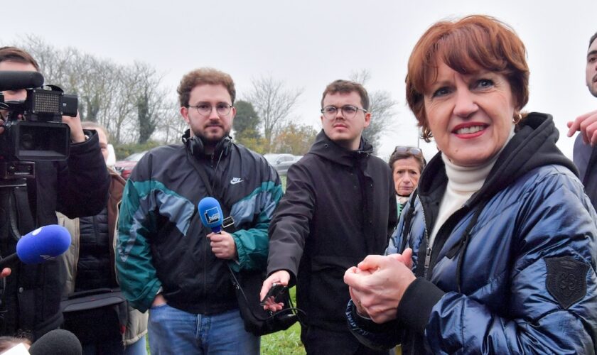 La ministre de l'Agriculture Annie Genevard lors d'une lors de la visite d'une ferme à Sully-sur-Loire, dans dans le Loiret, le 30 novembre 2024