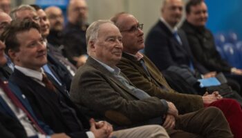 Der Mitgründer und Ehrenvorsitzende der Partei Alexander Gauland (Mitte) kandidiert für die Landesliste. Foto: Paul Glaser/dpa