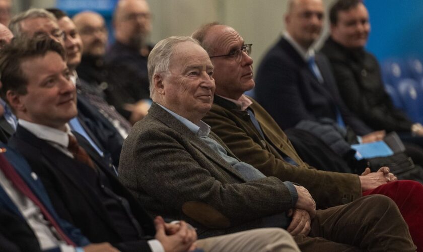 Der Mitgründer und Ehrenvorsitzende der Partei Alexander Gauland (Mitte) kandidiert für die Landesliste. Foto: Paul Glaser/dpa