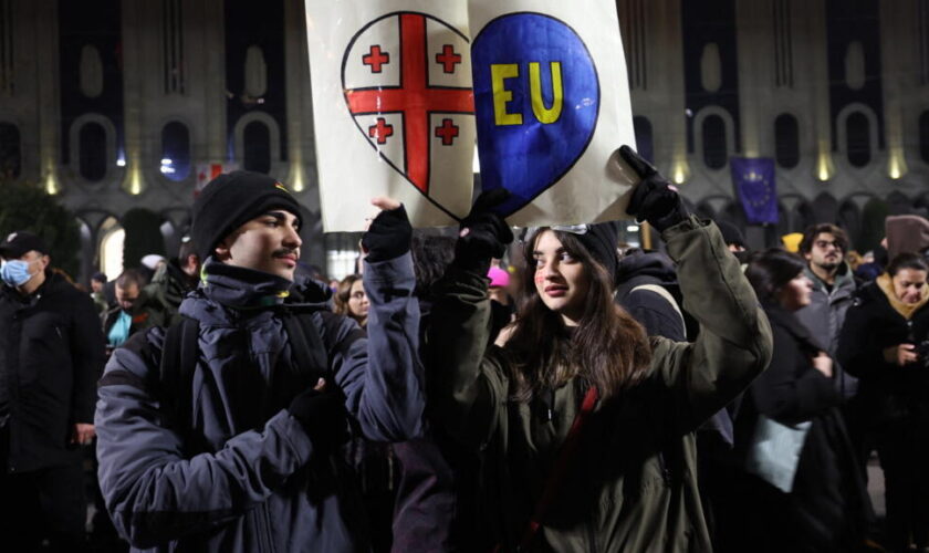 En Géorgie, troisième nuit de rassemblement massif des manifestants pro-UE