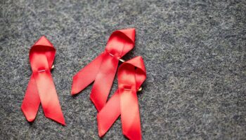 Am 1. Dezember ist Welt-Aids-Tag. (Symbolbild) Foto: Hannes P. Albert/dpa