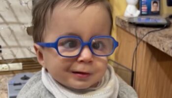 Baby bekommt Brille: Liam kann zum ersten Mal sehen: Mutter teilt bewegenden Moment auf Social Media