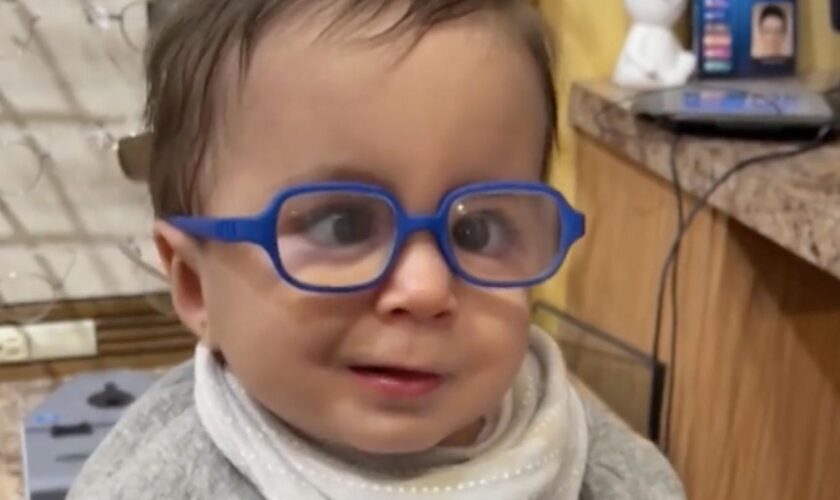 Baby bekommt Brille: Liam kann zum ersten Mal sehen: Mutter teilt bewegenden Moment auf Social Media