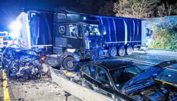 Lkw fährt Schlangenlinien über Autobahnen – Polizei meldet mehr als 20 Verletzte