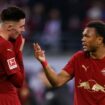 Benjamin Sesko (l.) und Lois Openda gehen mit RB Leipzig gegen Wolfsburg unter