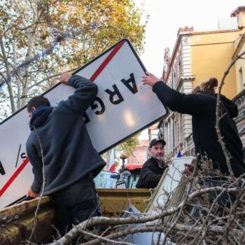 À Perpignan, les agriculteurs ont rendu les panneaux de ville mais revendiquent toujours