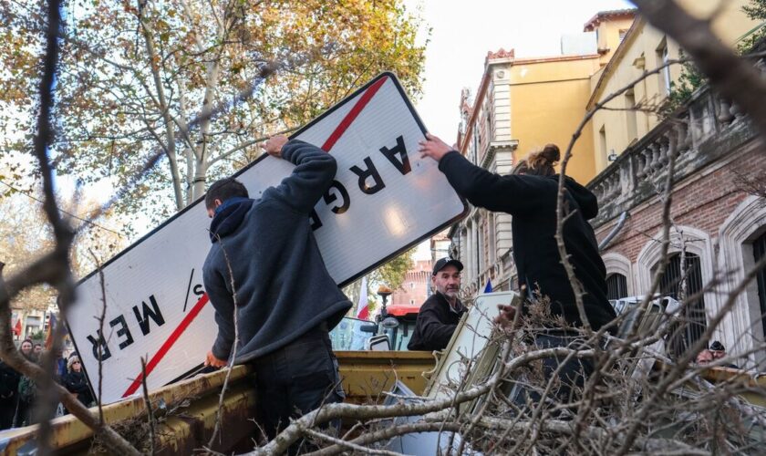 À Perpignan, les agriculteurs ont rendu les panneaux de ville mais revendiquent toujours