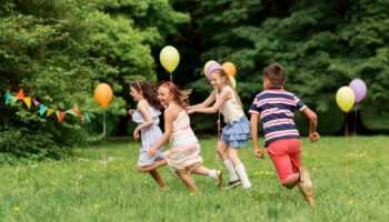 A los niños les gusta jugar al aire libre: Este es el motivo por el que los padres no les llevan