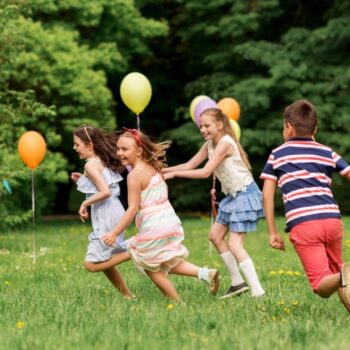 A los niños les gusta jugar al aire libre: Este es el motivo por el que los padres no les llevan