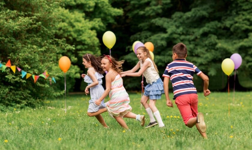 A los niños les gusta jugar al aire libre: Este es el motivo por el que los padres no les llevan