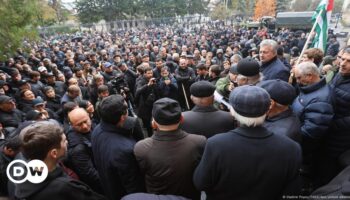 Abkhazia: Leader ready to quit if protesters exit parliament