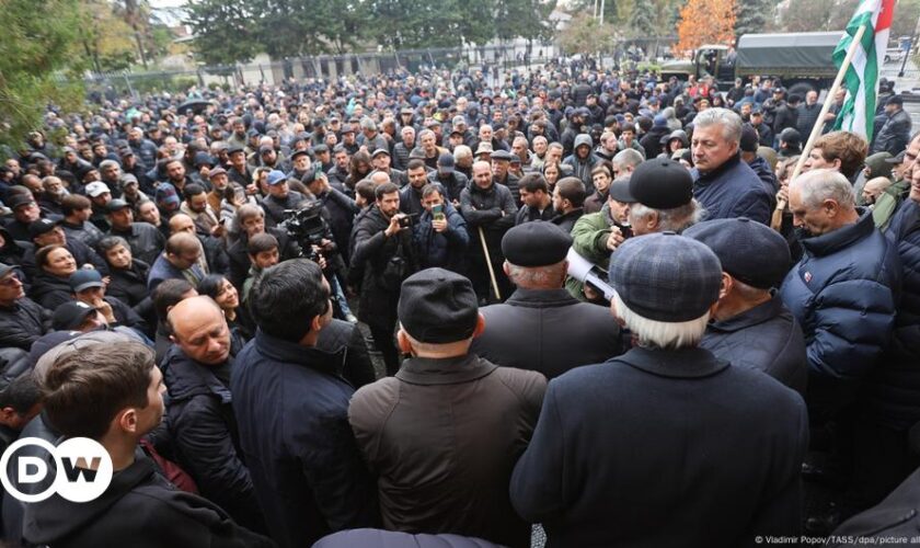 Abkhazia: Leader ready to quit if protesters exit parliament