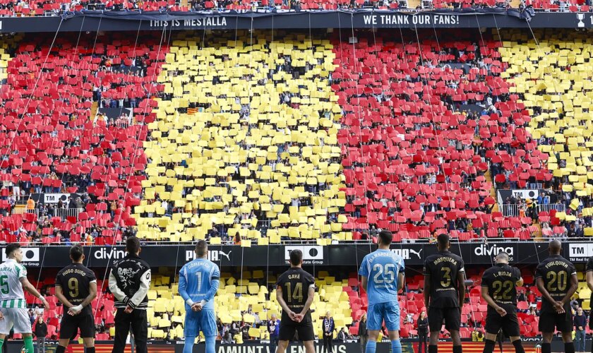 Abrazo orgulloso de Mestalla a las víctimas de la DANA, lágrimas y un gol que llegó desde el barro