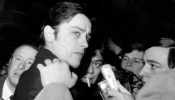 Affaire Markovic, sexualité, querelles familiales... Une biographie d’Alain Delon entend lever certains secrets