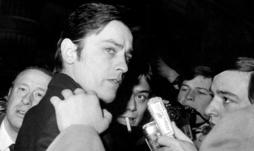 Affaire Markovic, sexualité, querelles familiales... Une biographie d’Alain Delon entend lever certains secrets