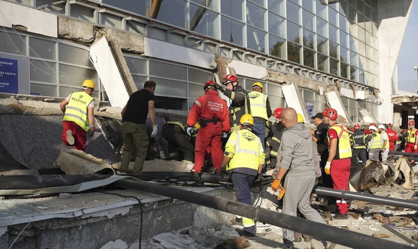 Al menos ocho muertos en Serbia por el derrumbe del techo de una estación de trenes