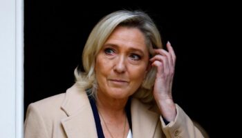 Après son entretien avec Michel Barnier, Marine Le Pen assure que si le budget reste «en l’état», elle votera la censure