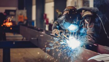 Ateliers, visites d’usine, salons... En manque de bras, l’industrie fait feu de tout bois pour attirer les Français