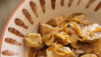 Atún encebollado con verduras y arroz