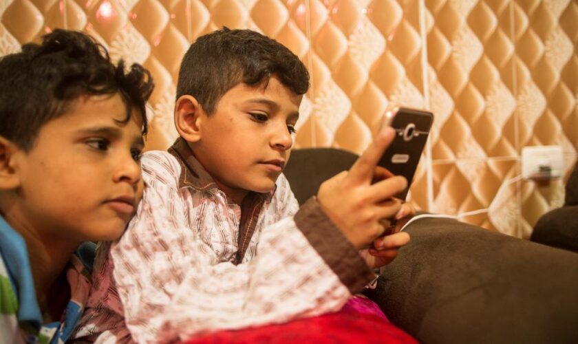 «Avant ils se battaient avec des pierres, maintenant avec leur smartphone» : à Gaza, l’instrumentalisation des enfants influenceurs