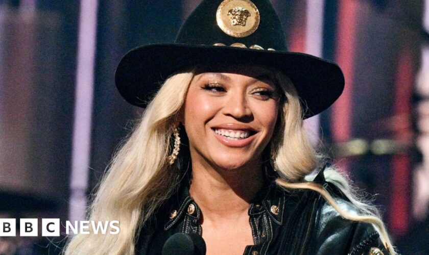 Beyoncé to star in NFL half-time show on Christmas Day