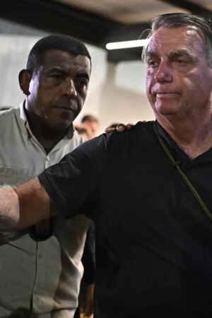 Bolsonaro, cada vez más acorralado en Brasil, busca una vía de escape entre Trump y Milei