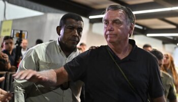 Bolsonaro, cada vez más acorralado en Brasil, busca una vía de escape entre Trump y Milei