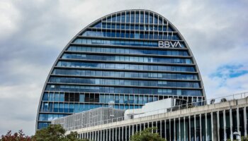 Bruselas autoriza la OPA de BBVA sobre Banco Sabadell y despeja otro de los requisitos de la operación