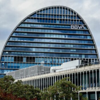 Bruselas autoriza la OPA de BBVA sobre Banco Sabadell y despeja otro de los requisitos de la operación