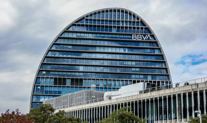 Bruselas autoriza la OPA de BBVA sobre Banco Sabadell y despeja otro de los requisitos de la operación