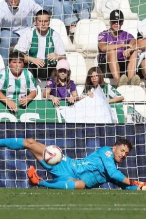 Carlos Marín, el escudo del Córdoba CF en Segunda División