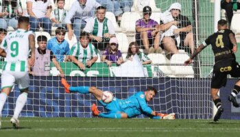 Carlos Marín, el escudo del Córdoba CF en Segunda División