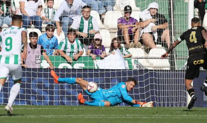 Carlos Marín, el escudo del Córdoba CF en Segunda División