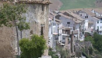 Casas colgantes y balnearios naturales: así es el desconocido pueblo de Granada donde encontrar relax al instante