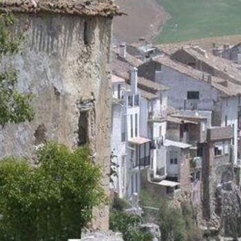 Casas colgantes y balnearios naturales: así es el desconocido pueblo de Granada donde encontrar relax al instante