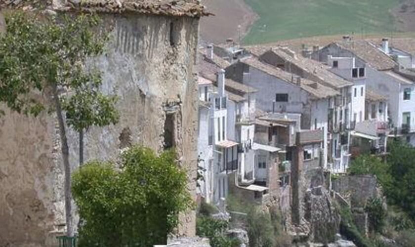 Casas colgantes y balnearios naturales: así es el desconocido pueblo de Granada donde encontrar relax al instante