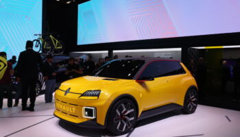 « Ce virage total, il faut maintenant le réussir » : au Salon de l’auto à Paris, Renault joue gros